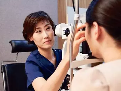 눈에 렌즈 넣는 시력교정술, 장기적으로도 안전할까?