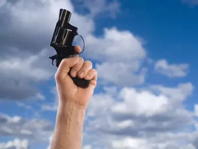 새해 맞이 총으로 축포…감옥갈 수 있다