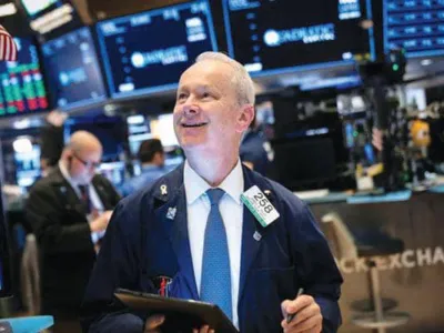 증시, 부동산 2년째 활황 ↑ 의류· 요식업계 부진↓