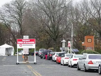 코로나19 검사소로 향하는 차량들