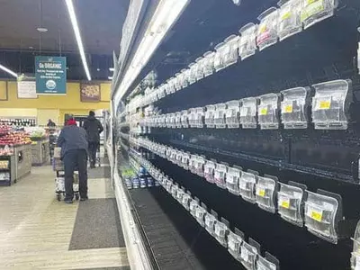 공급망 차질·사재기에 텅 빈 마켓 진열대