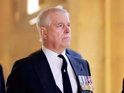 영국 여왕, 앤드루 왕자 군 직함 박탈