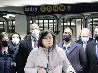 아시안여성 선로에 떠밀려 사망 충격