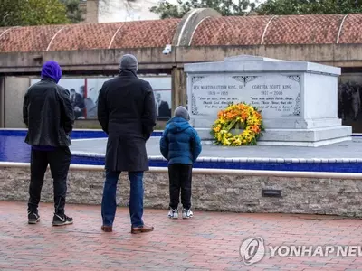 '마틴 루서 킹의 날' 고인 묘지 방문한 시민들