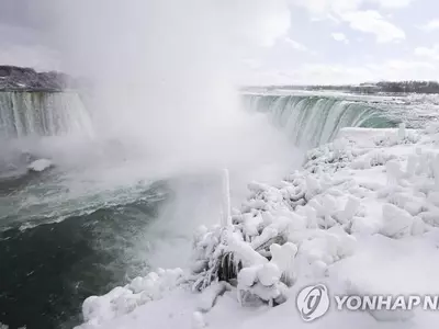 강추위에 얼어붙은 나이아가라 폭포