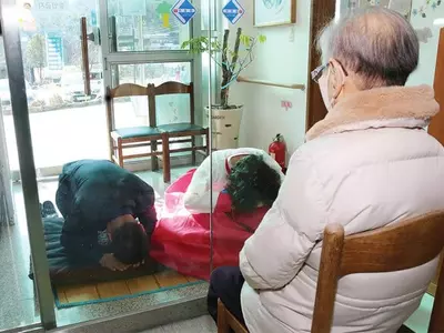 유리문 너머로 세배 코로나 속 ‘설 풍경’