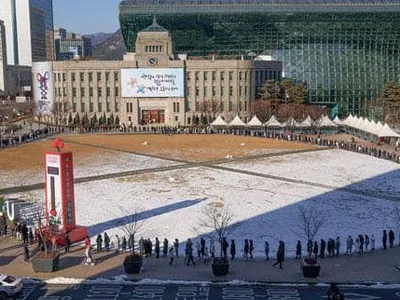 서울광장 빙 둘러선 코로나 검사 행렬