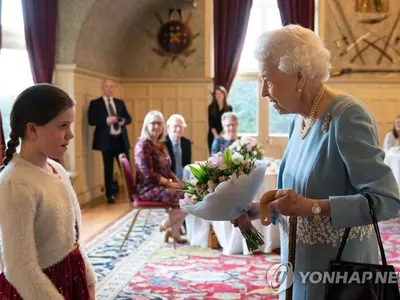 '즉위 70주년' 축하 꽃다발 받는 엘리자베스 2세 영국 여왕