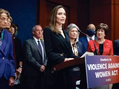 졸리 눈물 호소에 여성폭력방지법 기사회생