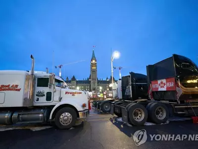 캐나다 트럭시위 점입가경…미 육로 막힌 포드차는 하늘 수송