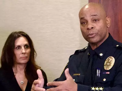 로렌스빌 서장 대행 불륜 고백