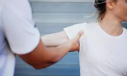 목ㆍ어깨ㆍ팔이 담 결린 듯‘찌릿’… 근막동통증후군 때문?