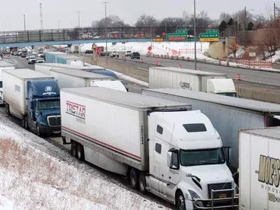 ‘백신 반대’캐나다 트럭 시위대 국경 막아