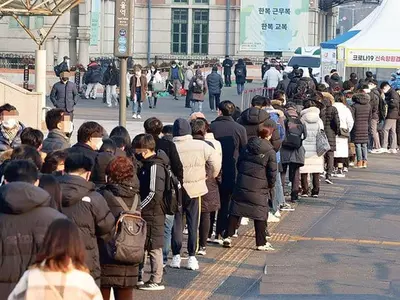 한국도 코로나 대유행에 신규확진 5만4천941명 또 ‘최다’