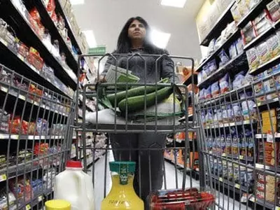 높은 물가에 가구들 매달 276달러 더 쓴다