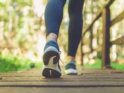 ‘90분 걷기’백신 효과 높인다