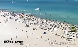 마이애미 해변 북적이는 인파 눈앞에 헬기 '풍덩'