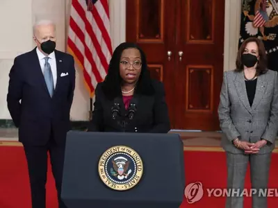바이든, 최초 흑인 여성 대법관 지명…233년 '유리천장' 깨져