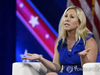 음모론 신봉 돌출행동 하원의원, 푸틴 연호 집회 참석 눈총