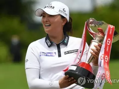 고진영, 신기록 2개에 시즌 첫 우승…HSBC 챔피언십 제패