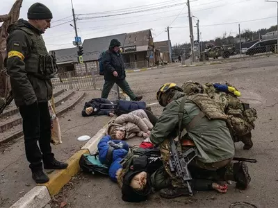 NYT, ‘일가족 시신’ 사진 1면 이례적 게재