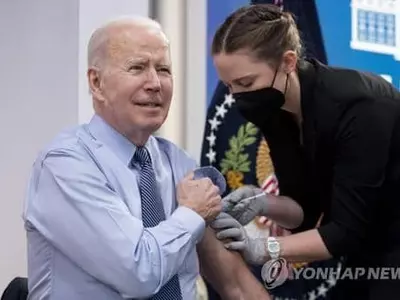 바이든, 보건당국 승인 하루 만에 코로나 2차 부스터샷 접종