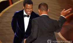 윌 스미스에게서 뺨맞은 크리스 록, 코미디 공연서 기립박수받아