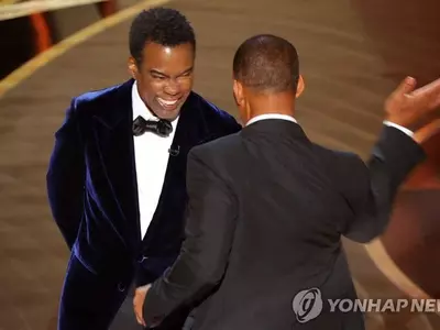 윌 스미스에게서 뺨맞은 크리스 록, 코미디 공연서 기립박수받아