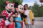 디즈니랜드, 코로나로 중단했던 '미키마우스 포옹' 재개