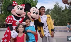 디즈니랜드, 코로나로 중단했던 '미키마우스 포옹' 재개