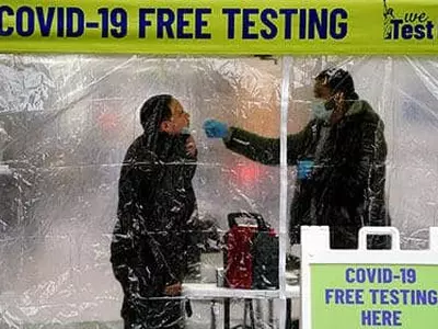 무보험자에 코로나 검사·치료·백신접종 지원 중단