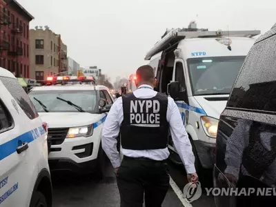 지옥이 된 뉴욕 출근길 지하철…연막탄 터뜨린 뒤 무차별 총격