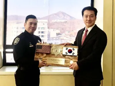 한인 셰리프 서울경찰청 방문 기념패 전달