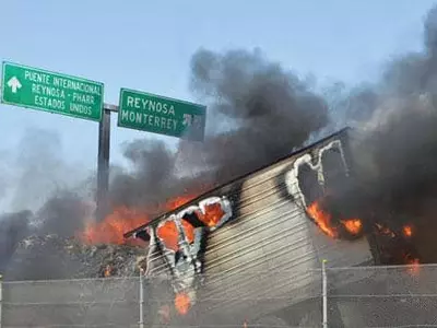 꽉 막힌 텍사스·멕시코 국경… 수출 상품도 발 묶여