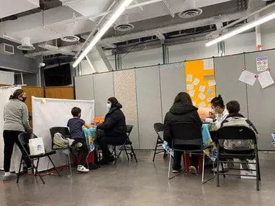 코로나 백신접종 의무 철회에 접종자·미접종자 모두 반발