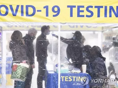 오미크론 하위변위 확산에 확진자 2주새 32%↑