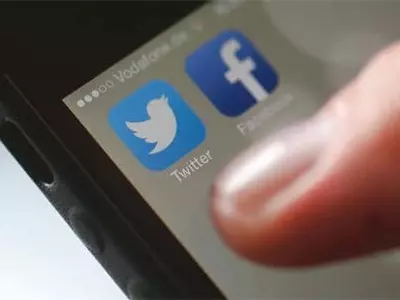 연령대 구분 없이 에이전트보다 인터넷 검색 선호