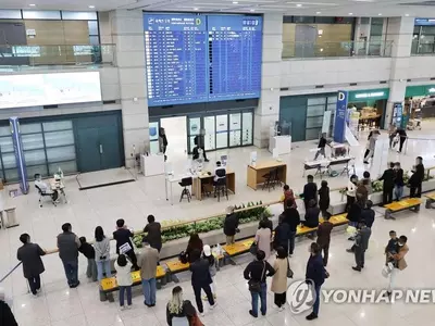 해외입국자 PCR 검사, 한국정부 당분간 유지