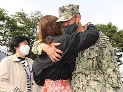 ‘입양 한인’ 미군, 17년전 헤어진 동생 극적 재회