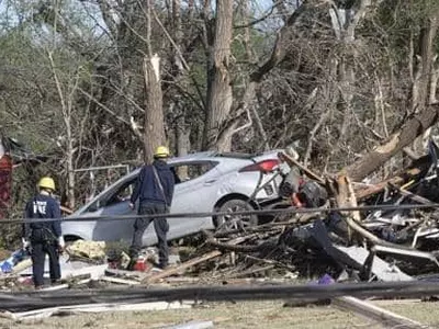 캔자스주서 강력한 토네이도…건물 수십채 파괴