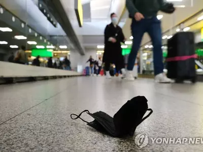 "6개월이면 항체 '뚝'…여름·겨울 코로나19 재유행 우려"