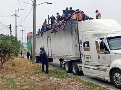 버려진 대형트럭에 갖힌 이민자 280명 구조돼