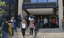 초등생이 가방에 넣어간 엄마 권총서 '탕'…반친구 다쳐