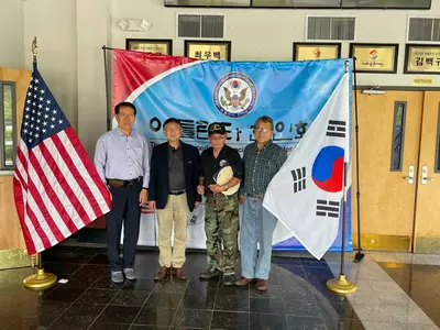 임종식씨 한인회에 대형 한미 국기 기증