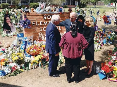 바이든 대통령, 텍사스 총기난사 학교 방문