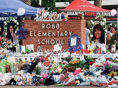 바이든 “총격참사 학교 새로 짓길”