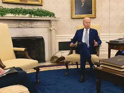 파월 만난 바이든 “일자리 줄어도 인플레 잡을 것”