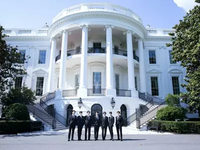 바이든과 '손가락 하트' 사진찍은 BTS…'선한 영향력' 세계 과시