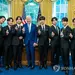 바이든과 '손가락 하트' 사진찍은 BTS…'선한 영향력' 세계 과시