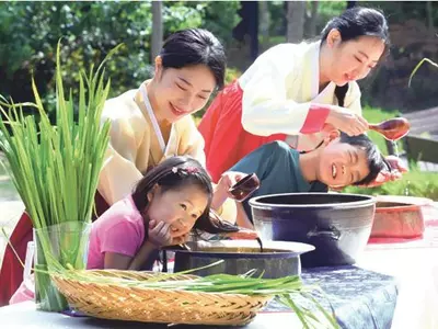 단오 맞이… “창포물로 머리감아요”